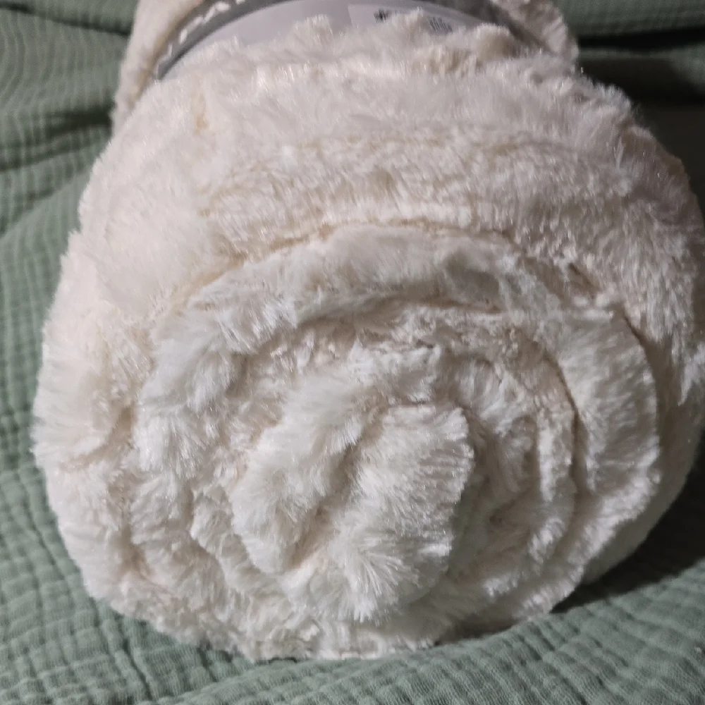 Madison Park Ivory Faux Fur Throw - Picture 5 of 5